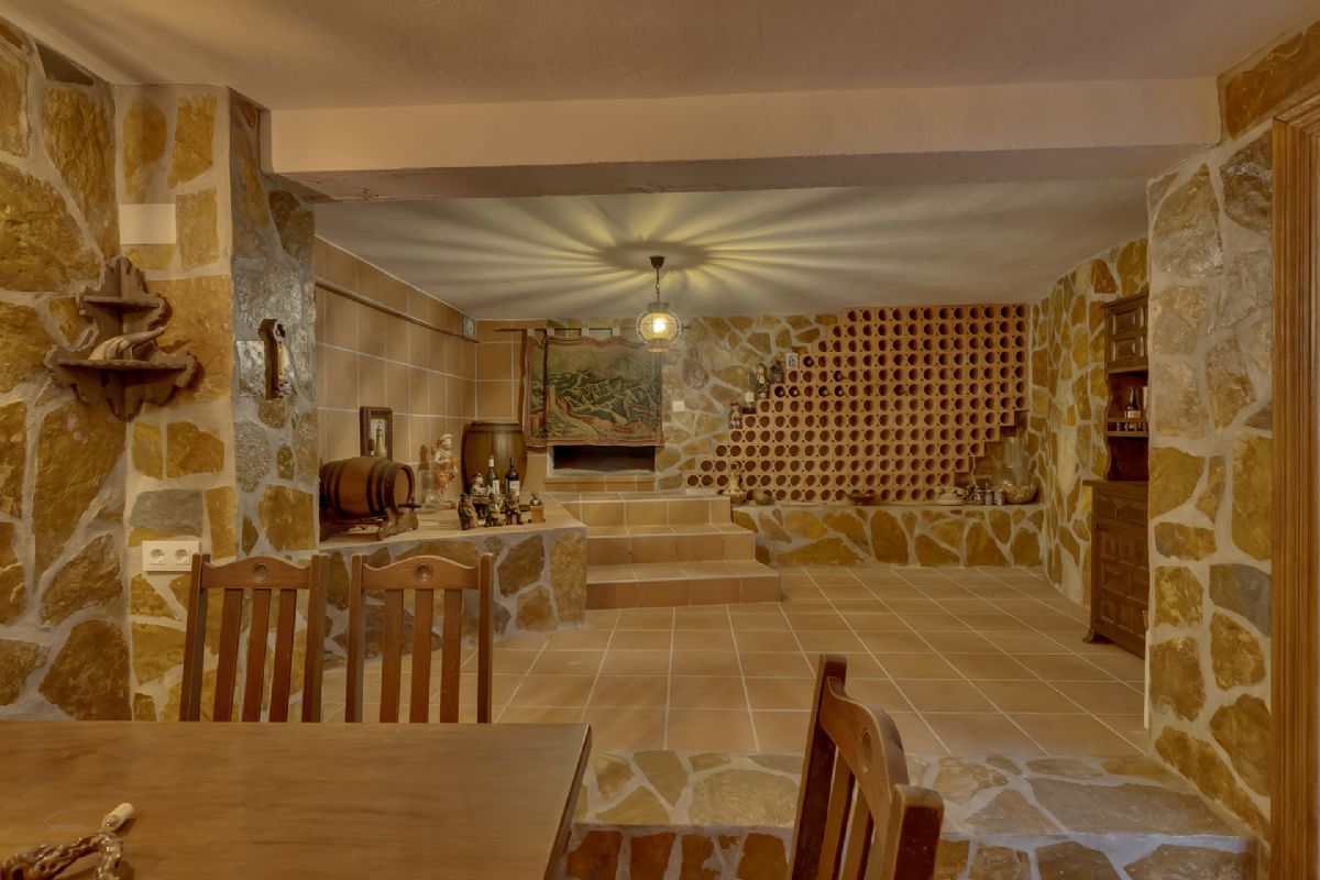 Villa en venta en Denia, a escasos metros de la playa
Ubicada en una de las zonas mas privilegiadas de Denia, a tan solo unos pasos de la playa
de La Marineta Cassiana, esta encantadora villa combina comodidad, amplitud y una
ubicacion excepcional junto al mar.