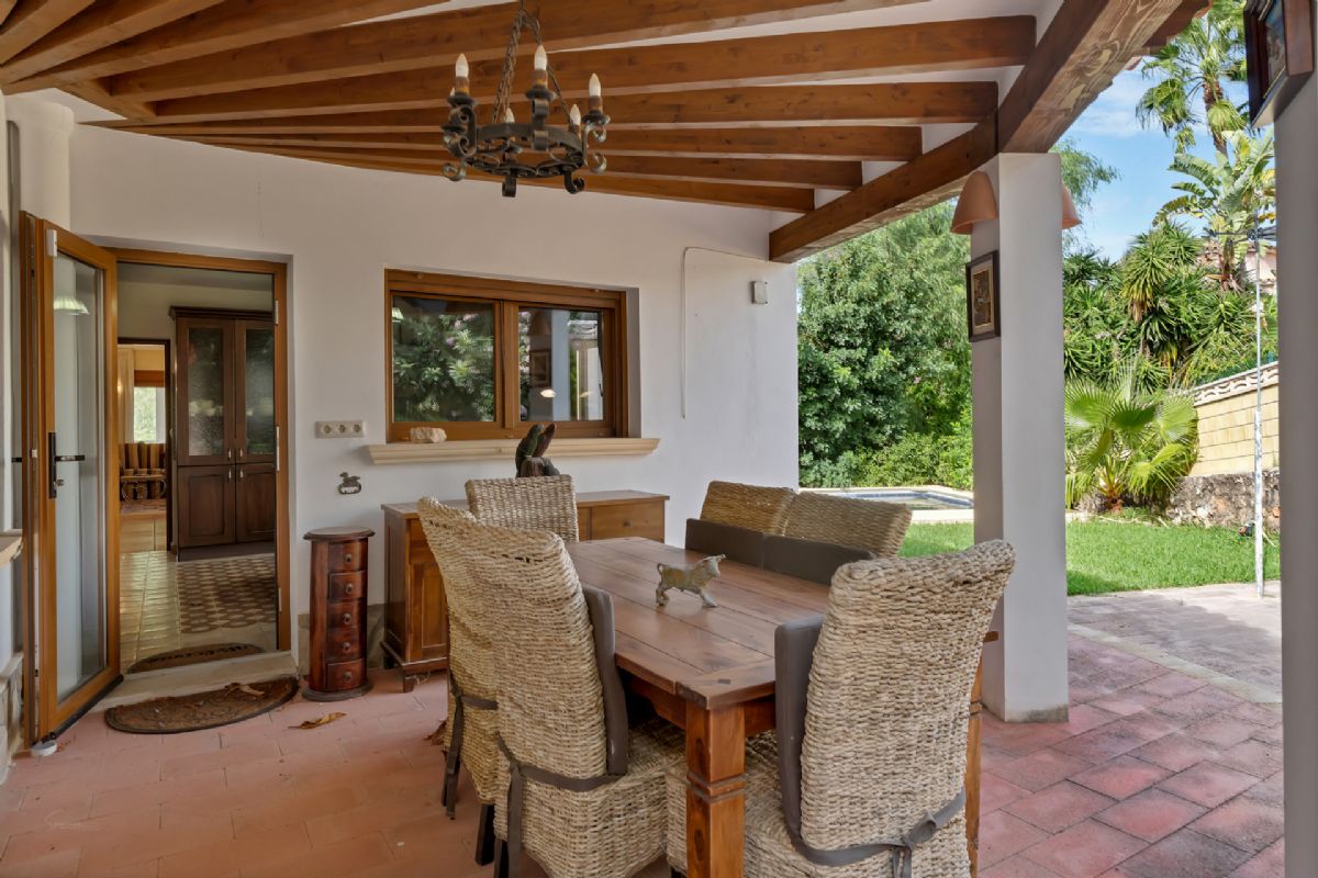 Villa en venta en Denia, a escasos metros de la playa
Ubicada en una de las zonas mas privilegiadas de Denia, a tan solo unos pasos de la playa
de La Marineta Cassiana, esta encantadora villa combina comodidad, amplitud y una
ubicacion excepcional junto al mar.