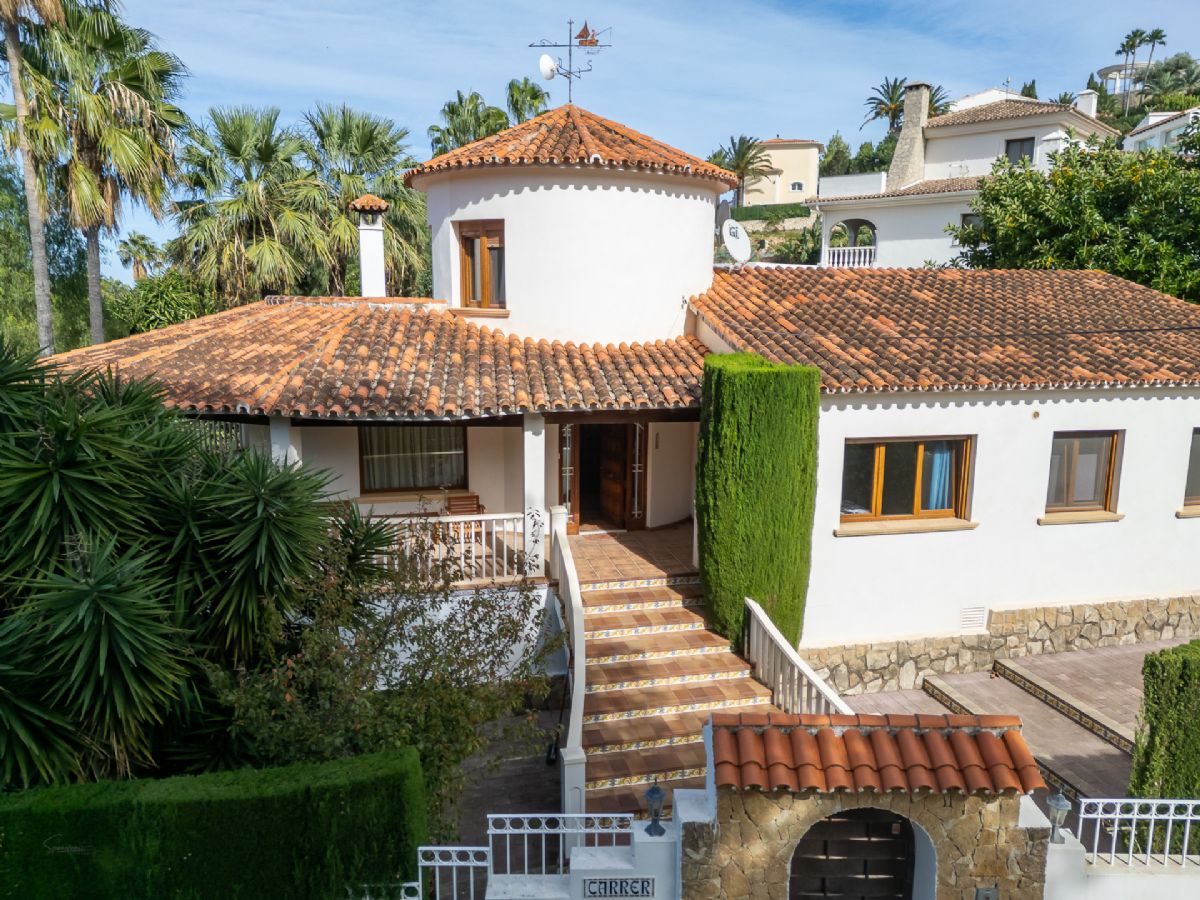 Villa en venta en Denia, a escasos metros de la playa
Ubicada en una de las zonas mas privilegiadas de Denia, a tan solo unos pasos de la playa
de La Marineta Cassiana, esta encantadora villa combina comodidad, amplitud y una
ubicacion excepcional junto al mar.