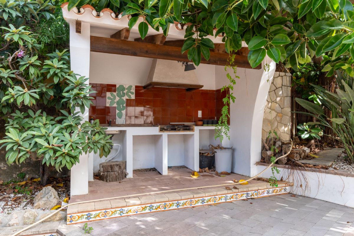 Villa en venta en Denia, a escasos metros de la playa
Ubicada en una de las zonas mas privilegiadas de Denia, a tan solo unos pasos de la playa
de La Marineta Cassiana, esta encantadora villa combina comodidad, amplitud y una
ubicacion excepcional junto al mar.