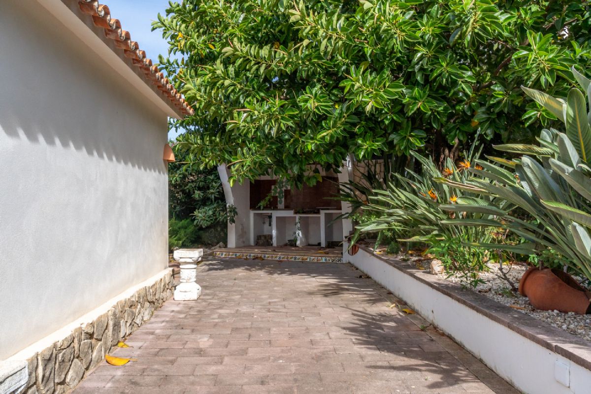Villa en venta en Denia, a escasos metros de la playa
Ubicada en una de las zonas mas privilegiadas de Denia, a tan solo unos pasos de la playa
de La Marineta Cassiana, esta encantadora villa combina comodidad, amplitud y una
ubicacion excepcional junto al mar.