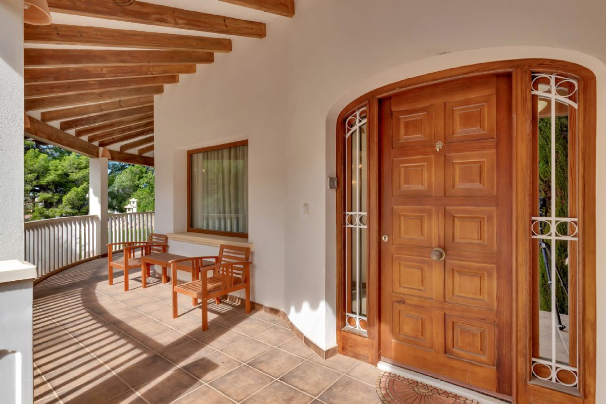 Villa en venta en Denia, a escasos metros de la playa
Ubicada en una de las zonas mas privilegiadas de Denia, a tan solo unos pasos de la playa
de La Marineta Cassiana, esta encantadora villa combina comodidad, amplitud y una
ubicacion excepcional junto al mar.