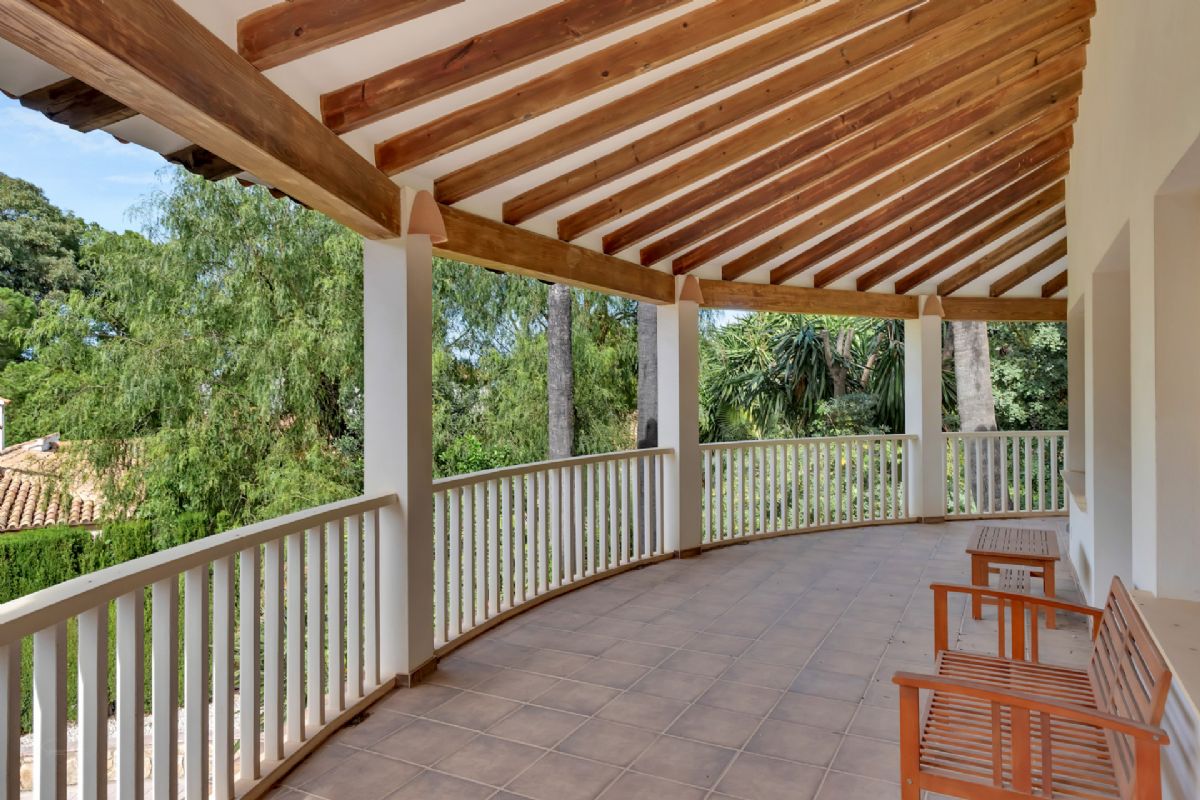Villa en venta en Denia, a escasos metros de la playa
Ubicada en una de las zonas mas privilegiadas de Denia, a tan solo unos pasos de la playa
de La Marineta Cassiana, esta encantadora villa combina comodidad, amplitud y una
ubicacion excepcional junto al mar.