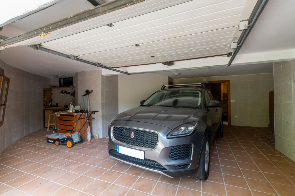 Villa en venta en Denia, a escasos metros de la playa
Ubicada en una de las zonas mas privilegiadas de Denia, a tan solo unos pasos de la playa
de La Marineta Cassiana, esta encantadora villa combina comodidad, amplitud y una
ubicacion excepcional junto al mar.