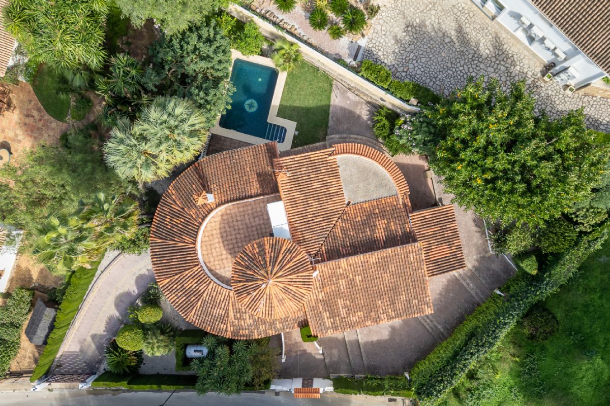 Villa en venta en Denia, a escasos metros de la playa
Ubicada en una de las zonas mas privilegiadas de Denia, a tan solo unos pasos de la playa
de La Marineta Cassiana, esta encantadora villa combina comodidad, amplitud y una
ubicacion excepcional junto al mar.