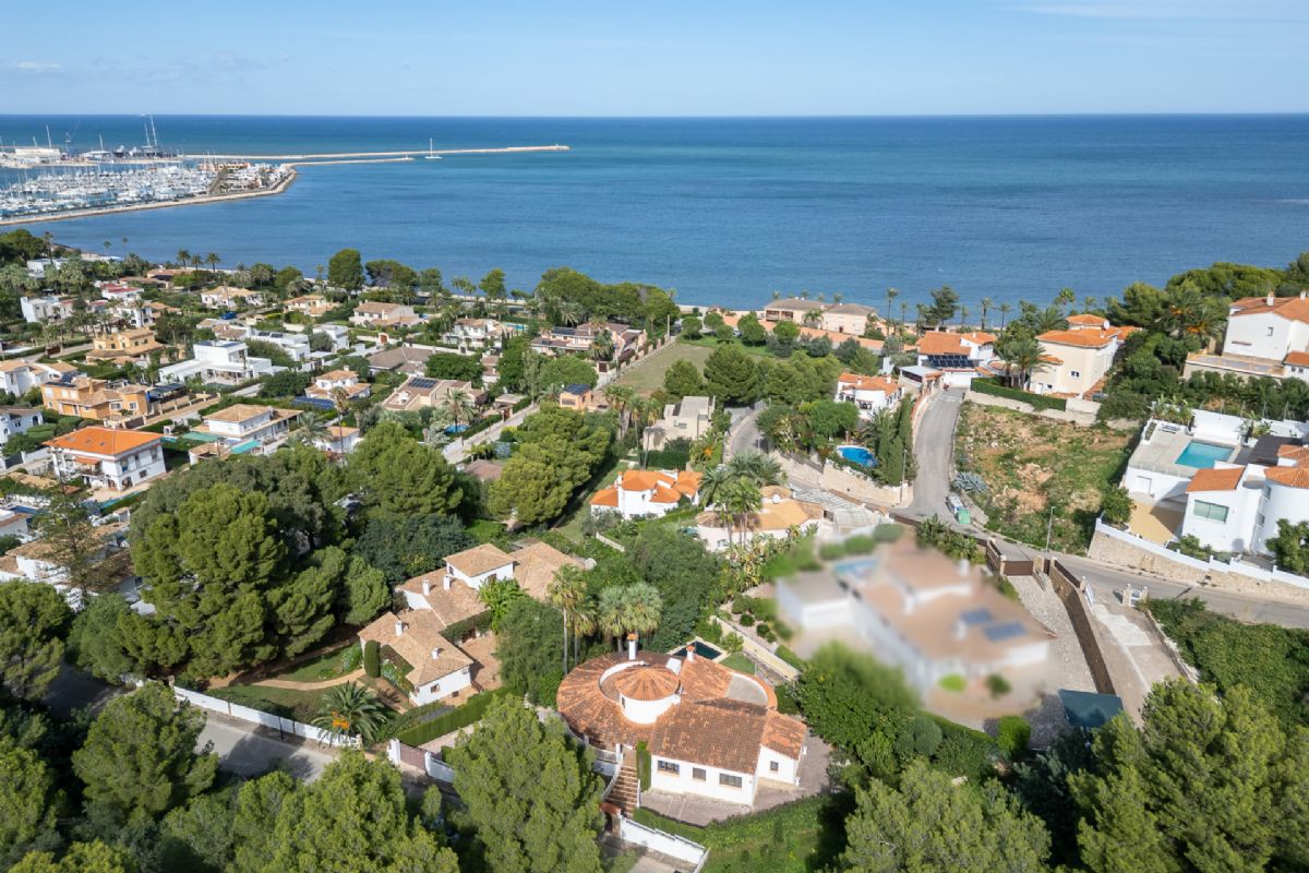 Villa en venta en Denia, a escasos metros de la playa
Ubicada en una de las zonas mas privilegiadas de Denia, a tan solo unos pasos de la playa
de La Marineta Cassiana, esta encantadora villa combina comodidad, amplitud y una
ubicacion excepcional junto al mar.