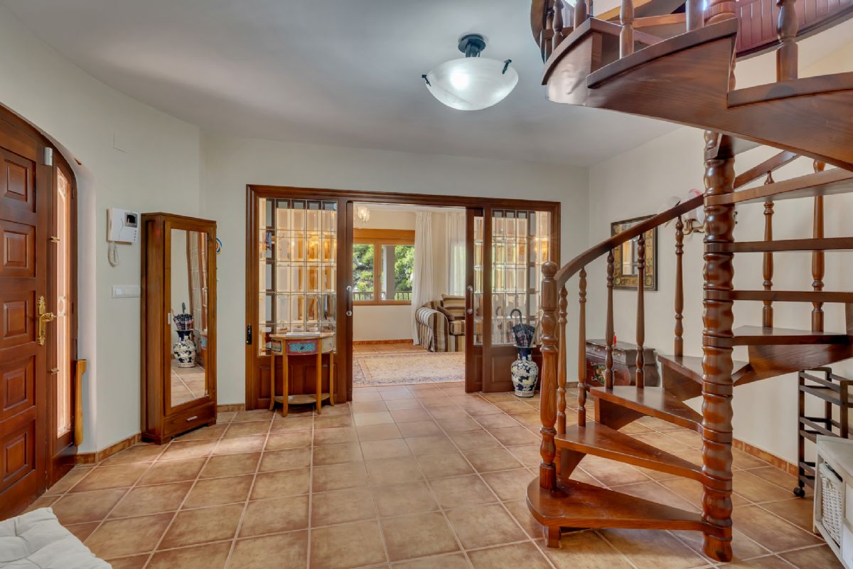 Villa en venta en Denia, a escasos metros de la playa
Ubicada en una de las zonas mas privilegiadas de Denia, a tan solo unos pasos de la playa
de La Marineta Cassiana, esta encantadora villa combina comodidad, amplitud y una
ubicacion excepcional junto al mar.