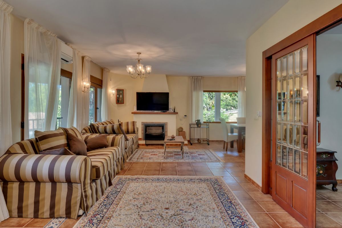 Villa en venta en Denia, a escasos metros de la playa
Ubicada en una de las zonas mas privilegiadas de Denia, a tan solo unos pasos de la playa
de La Marineta Cassiana, esta encantadora villa combina comodidad, amplitud y una
ubicacion excepcional junto al mar.