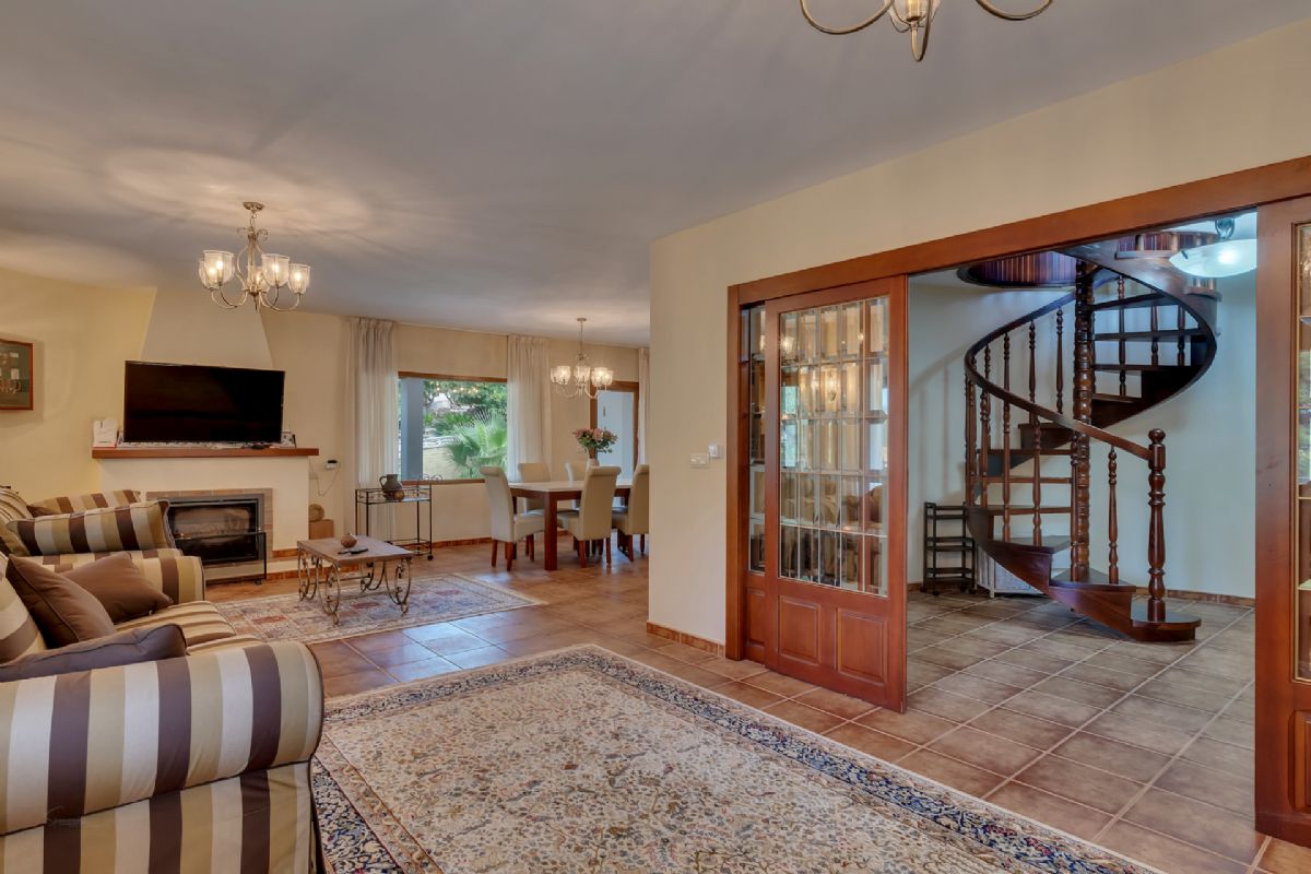 Villa en venta en Denia, a escasos metros de la playa
Ubicada en una de las zonas mas privilegiadas de Denia, a tan solo unos pasos de la playa
de La Marineta Cassiana, esta encantadora villa combina comodidad, amplitud y una
ubicacion excepcional junto al mar.