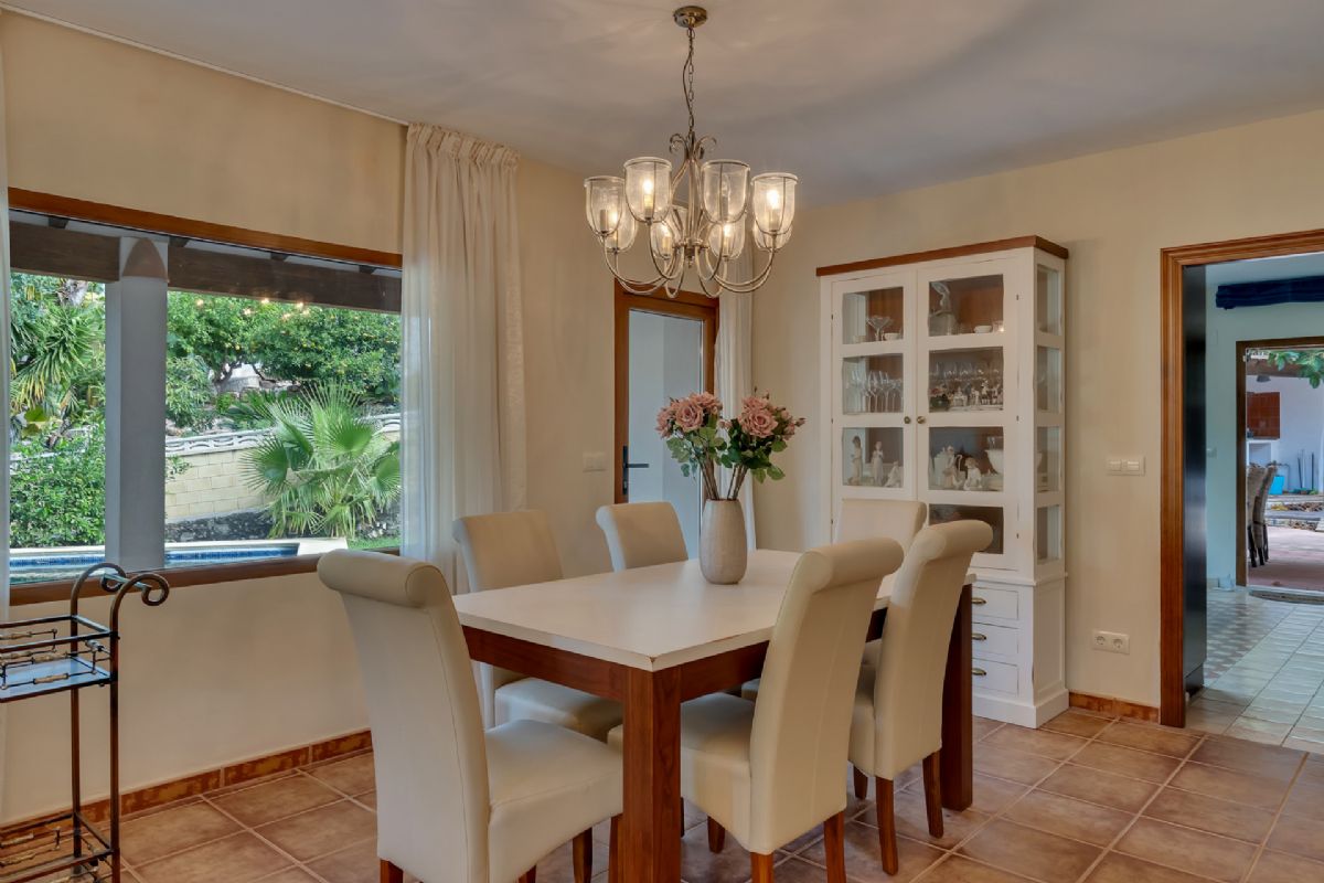 Villa en venta en Denia, a escasos metros de la playa
Ubicada en una de las zonas mas privilegiadas de Denia, a tan solo unos pasos de la playa
de La Marineta Cassiana, esta encantadora villa combina comodidad, amplitud y una
ubicacion excepcional junto al mar.