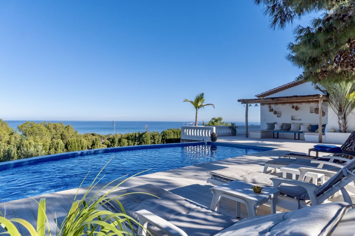 Exclusiva villa con vistas panoramicas al mar en Las Rotas – Denia
Situada en una de las zonas mas prestigiosas y demandadas de Denia, esta extraordinaria
villa fusiona el encanto del estilo rustico mediterraneo con acabados de alta calidad.