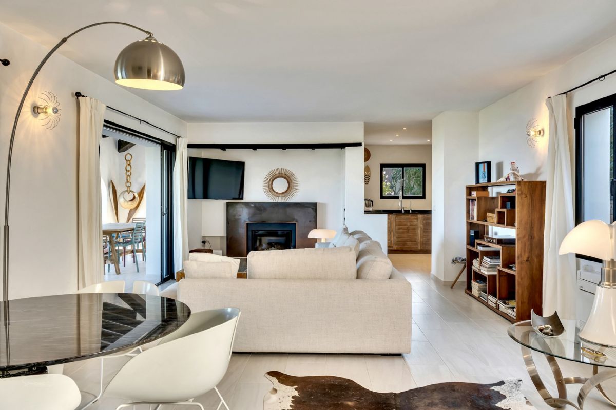 Exclusiva villa con vistas panoramicas al mar en Las Rotas – Denia
Situada en una de las zonas mas prestigiosas y demandadas de Denia, esta extraordinaria
villa fusiona el encanto del estilo rustico mediterraneo con acabados de alta calidad.