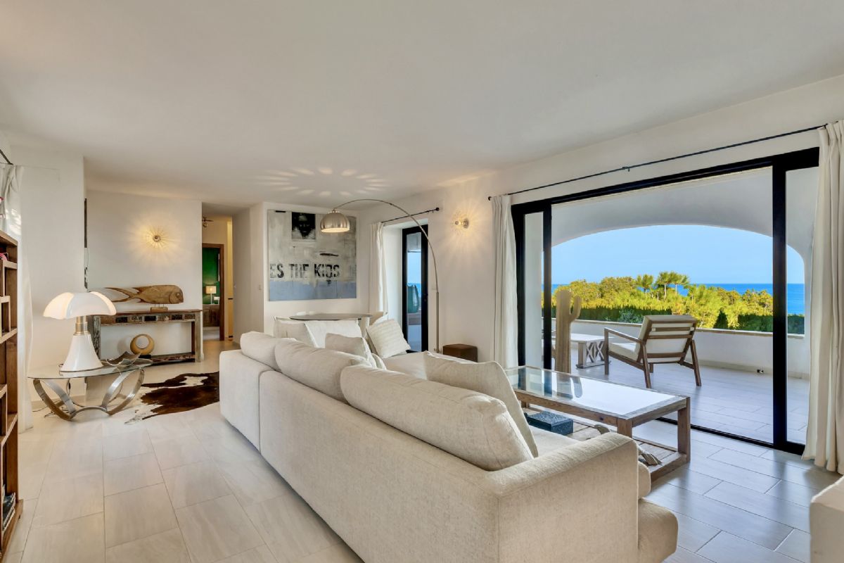 Exclusiva villa con vistas panoramicas al mar en Las Rotas – Denia
Situada en una de las zonas mas prestigiosas y demandadas de Denia, esta extraordinaria
villa fusiona el encanto del estilo rustico mediterraneo con acabados de alta calidad.