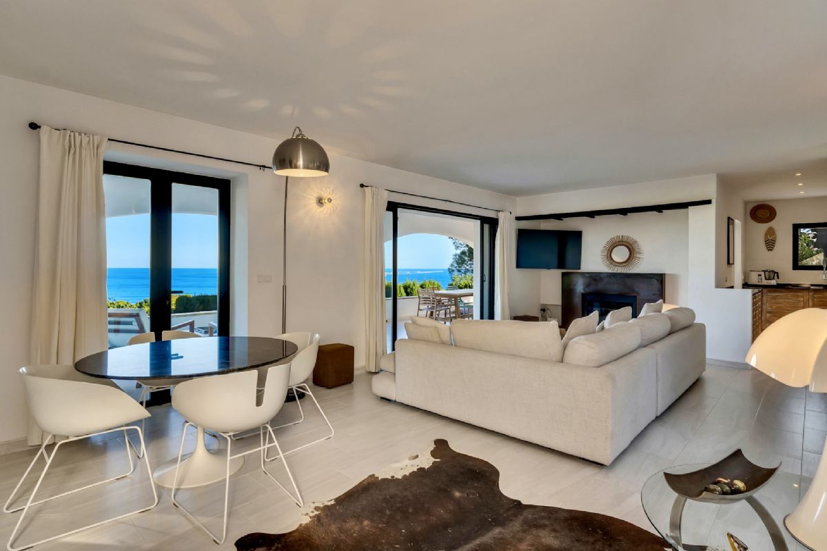 Exclusiva villa con vistas panoramicas al mar en Las Rotas – Denia
Situada en una de las zonas mas prestigiosas y demandadas de Denia, esta extraordinaria
villa fusiona el encanto del estilo rustico mediterraneo con acabados de alta calidad.