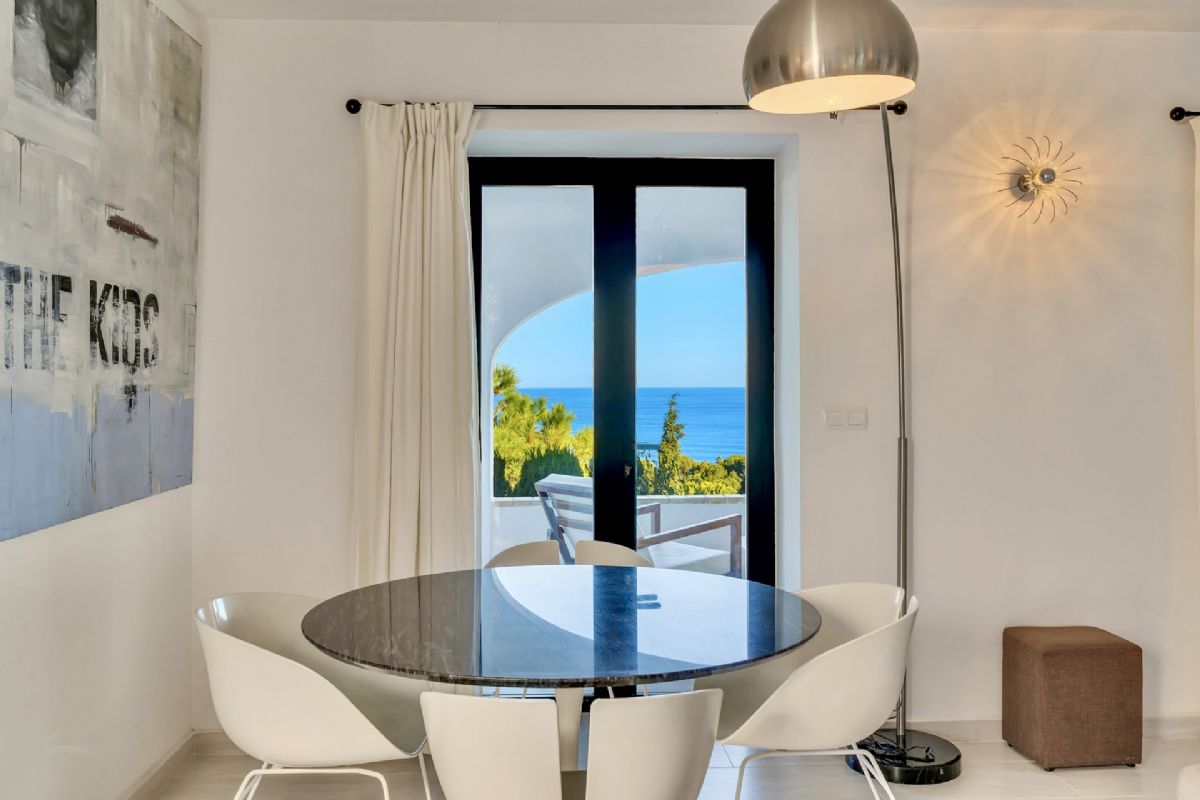 Exclusiva villa con vistas panoramicas al mar en Las Rotas – Denia
Situada en una de las zonas mas prestigiosas y demandadas de Denia, esta extraordinaria
villa fusiona el encanto del estilo rustico mediterraneo con acabados de alta calidad.