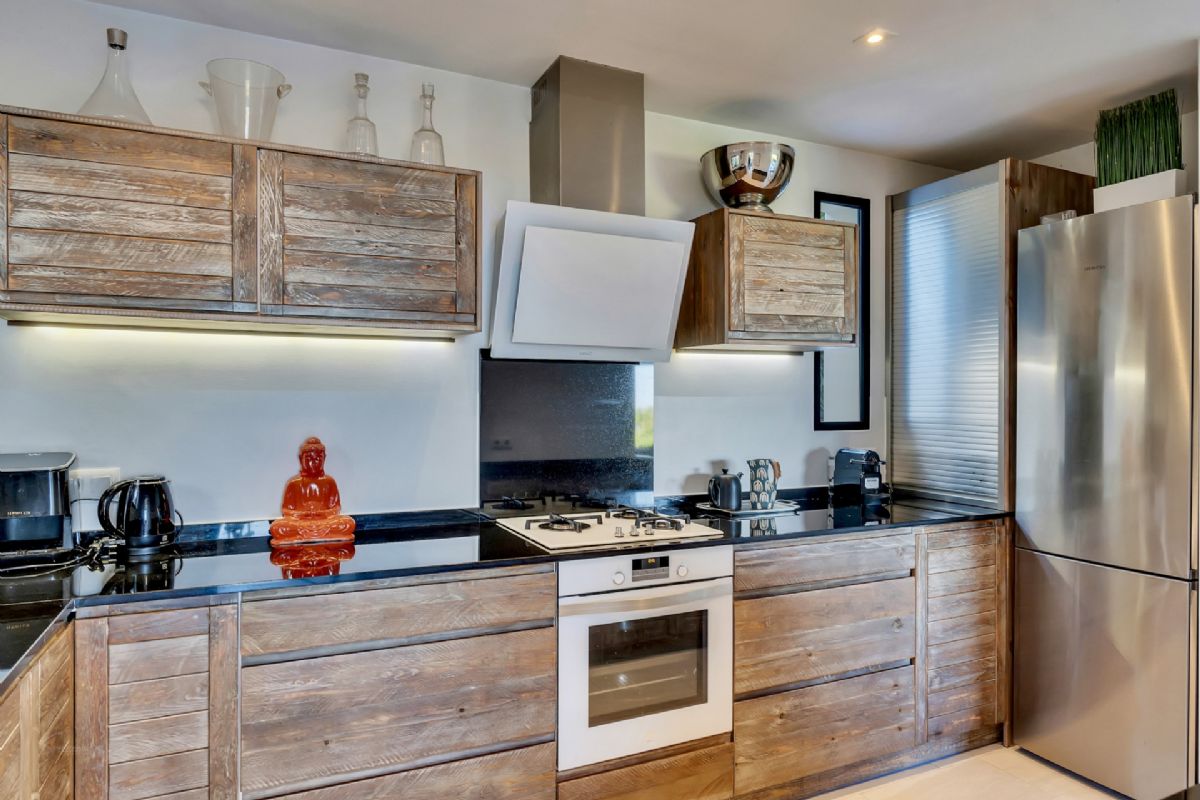Exclusiva villa con vistas panoramicas al mar en Las Rotas – Denia
Situada en una de las zonas mas prestigiosas y demandadas de Denia, esta extraordinaria
villa fusiona el encanto del estilo rustico mediterraneo con acabados de alta calidad.
