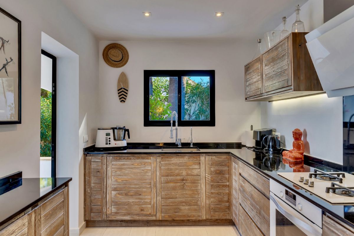 Exclusiva villa con vistas panoramicas al mar en Las Rotas – Denia
Situada en una de las zonas mas prestigiosas y demandadas de Denia, esta extraordinaria
villa fusiona el encanto del estilo rustico mediterraneo con acabados de alta calidad.