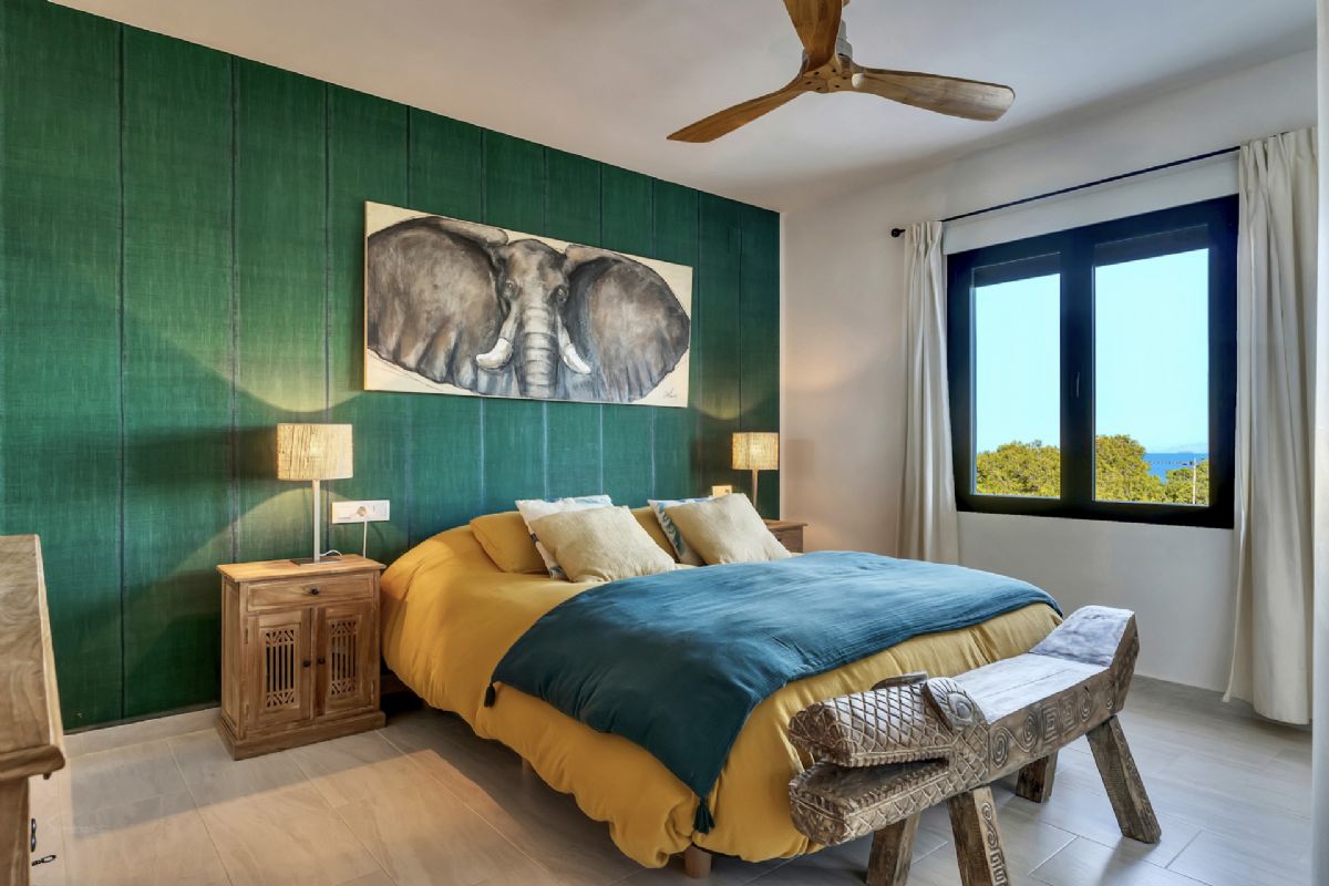 Exclusiva villa con vistas panoramicas al mar en Las Rotas – Denia
Situada en una de las zonas mas prestigiosas y demandadas de Denia, esta extraordinaria
villa fusiona el encanto del estilo rustico mediterraneo con acabados de alta calidad.