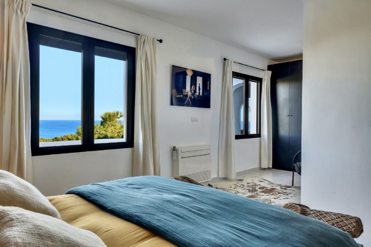 Exclusiva villa con vistas panoramicas al mar en Las Rotas – Denia
Situada en una de las zonas mas prestigiosas y demandadas de Denia, esta extraordinaria
villa fusiona el encanto del estilo rustico mediterraneo con acabados de alta calidad.