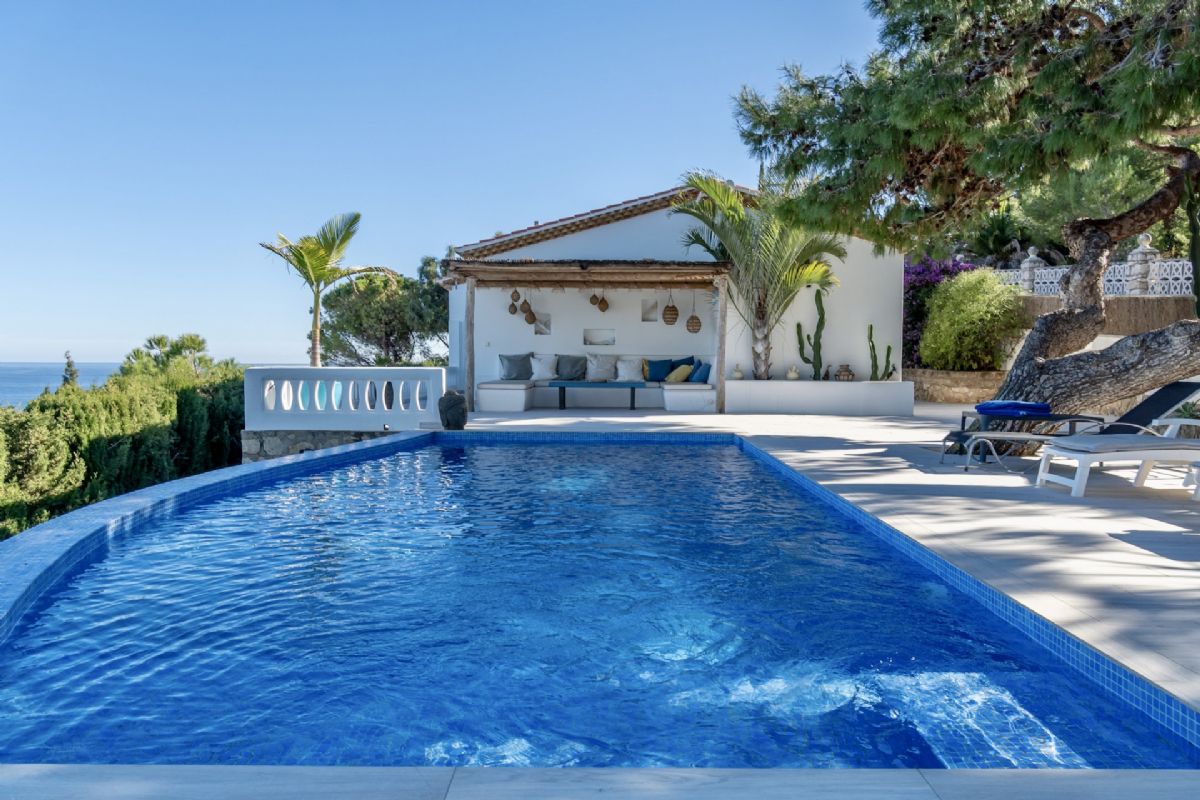 Exclusiva villa con vistas panoramicas al mar en Las Rotas – Denia
Situada en una de las zonas mas prestigiosas y demandadas de Denia, esta extraordinaria
villa fusiona el encanto del estilo rustico mediterraneo con acabados de alta calidad.