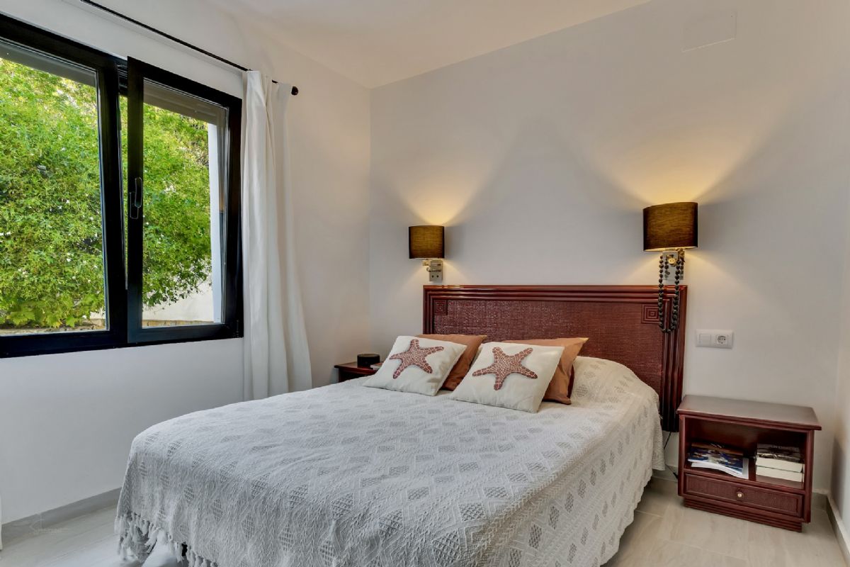 Exclusiva villa con vistas panoramicas al mar en Las Rotas – Denia
Situada en una de las zonas mas prestigiosas y demandadas de Denia, esta extraordinaria
villa fusiona el encanto del estilo rustico mediterraneo con acabados de alta calidad.