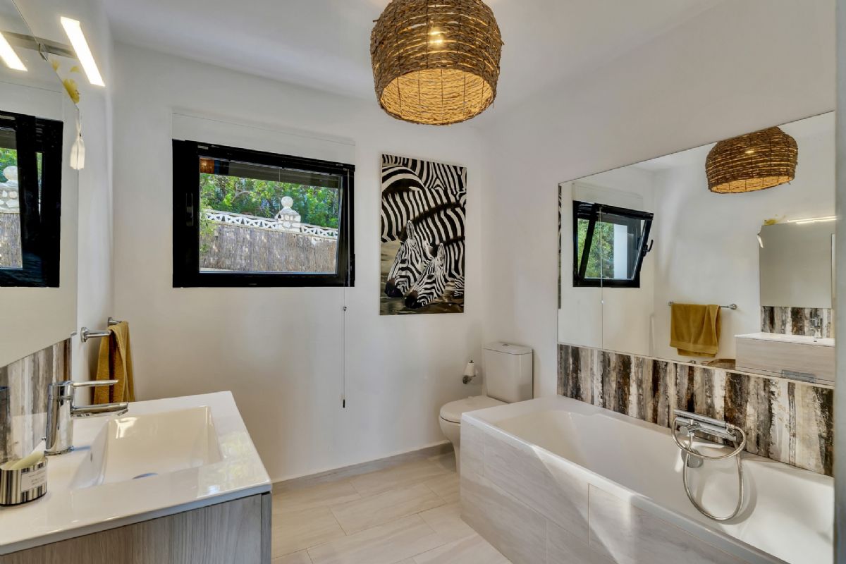 Exclusiva villa con vistas panoramicas al mar en Las Rotas – Denia
Situada en una de las zonas mas prestigiosas y demandadas de Denia, esta extraordinaria
villa fusiona el encanto del estilo rustico mediterraneo con acabados de alta calidad.