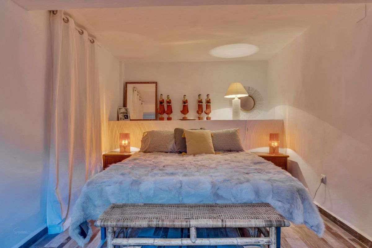 Exclusiva villa con vistas panoramicas al mar en Las Rotas – Denia
Situada en una de las zonas mas prestigiosas y demandadas de Denia, esta extraordinaria
villa fusiona el encanto del estilo rustico mediterraneo con acabados de alta calidad.