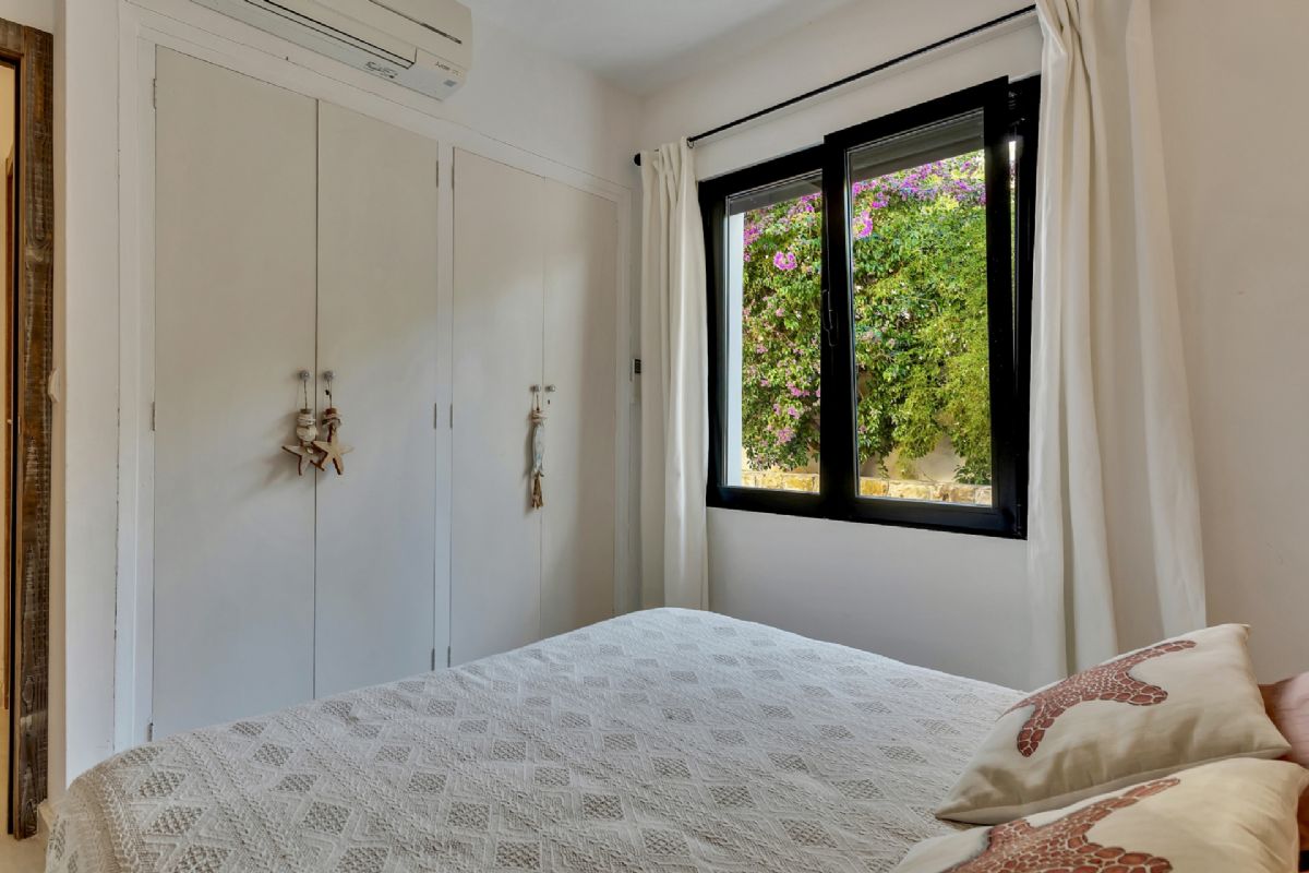 Exclusiva villa con vistas panoramicas al mar en Las Rotas – Denia
Situada en una de las zonas mas prestigiosas y demandadas de Denia, esta extraordinaria
villa fusiona el encanto del estilo rustico mediterraneo con acabados de alta calidad.