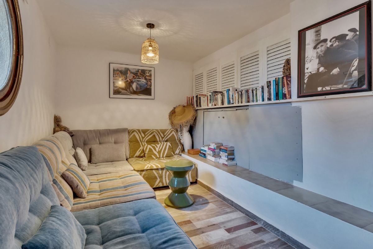Exclusiva villa con vistas panoramicas al mar en Las Rotas – Denia
Situada en una de las zonas mas prestigiosas y demandadas de Denia, esta extraordinaria
villa fusiona el encanto del estilo rustico mediterraneo con acabados de alta calidad.