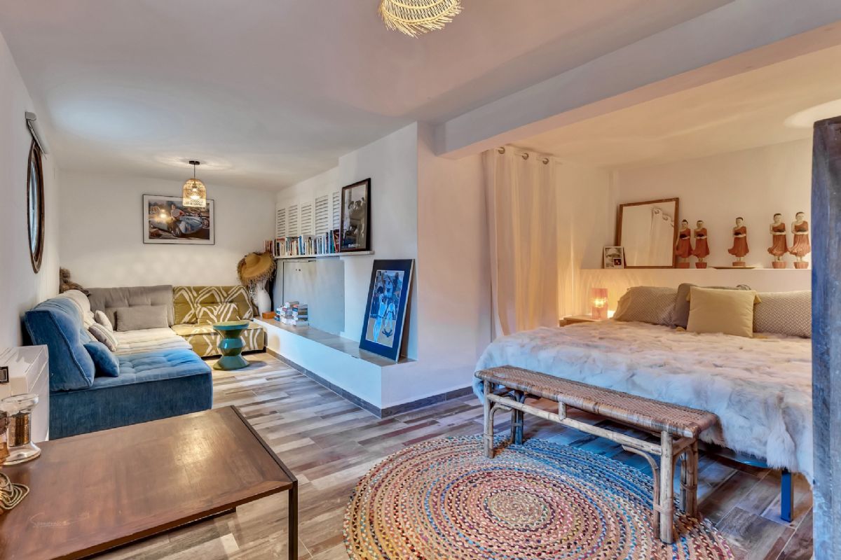 Exclusiva villa con vistas panoramicas al mar en Las Rotas – Denia
Situada en una de las zonas mas prestigiosas y demandadas de Denia, esta extraordinaria
villa fusiona el encanto del estilo rustico mediterraneo con acabados de alta calidad.