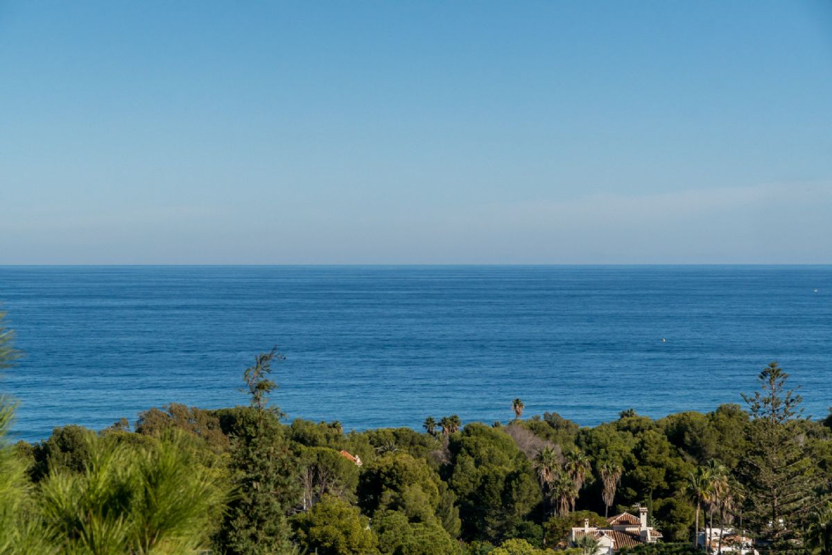 Exclusiva villa con vistas panoramicas al mar en Las Rotas – Denia
Situada en una de las zonas mas prestigiosas y demandadas de Denia, esta extraordinaria
villa fusiona el encanto del estilo rustico mediterraneo con acabados de alta calidad.