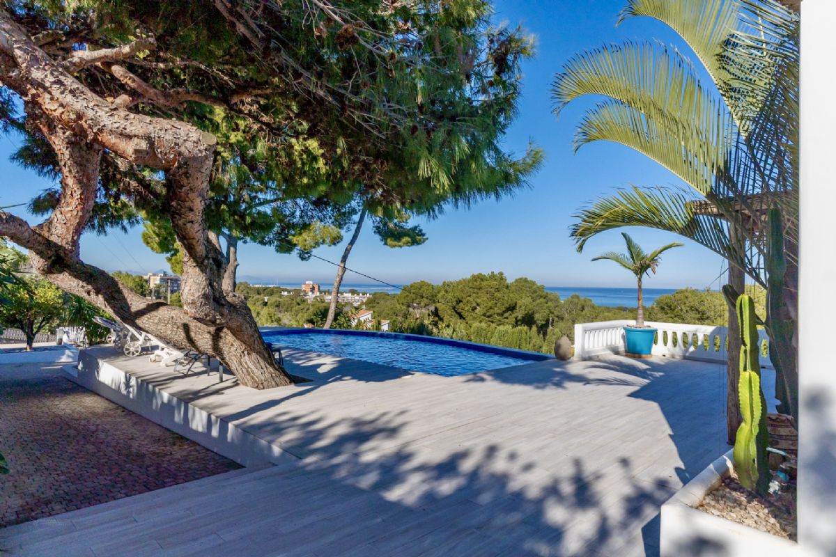 Exclusiva villa con vistas panoramicas al mar en Las Rotas – Denia
Situada en una de las zonas mas prestigiosas y demandadas de Denia, esta extraordinaria
villa fusiona el encanto del estilo rustico mediterraneo con acabados de alta calidad.