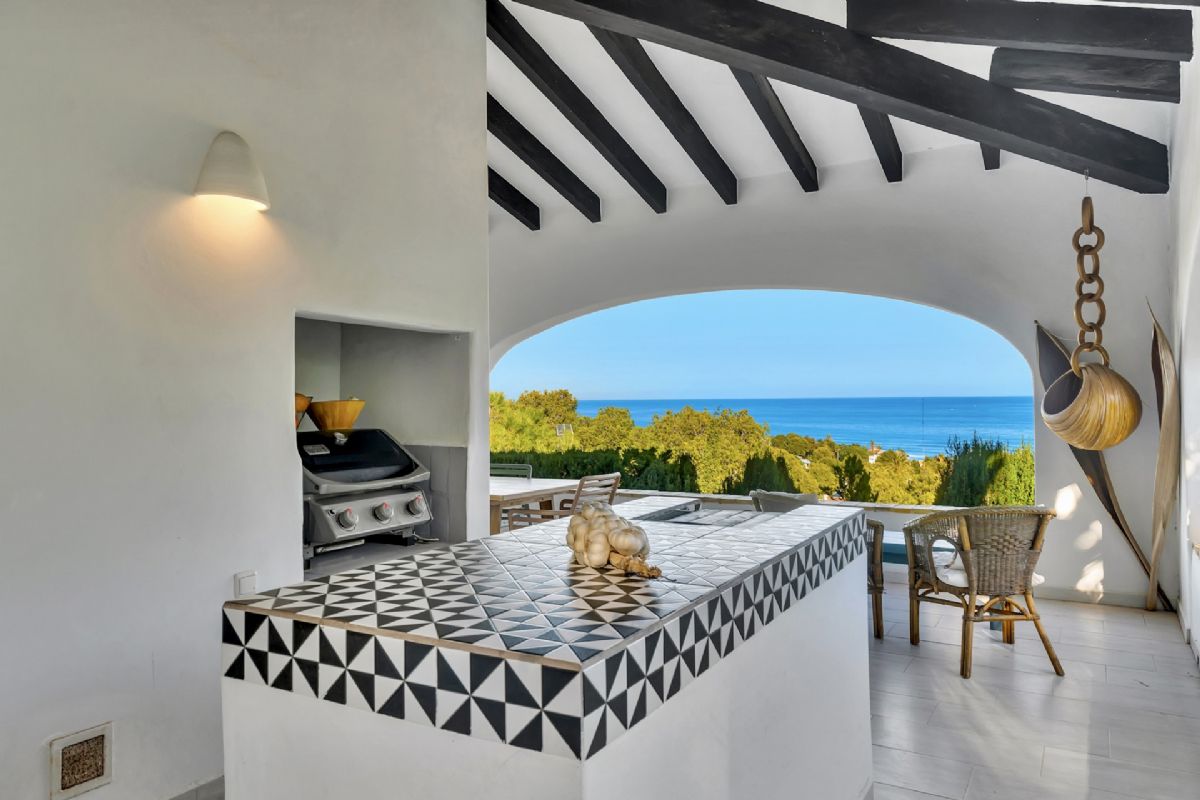 Exclusiva villa con vistas panoramicas al mar en Las Rotas – Denia
Situada en una de las zonas mas prestigiosas y demandadas de Denia, esta extraordinaria
villa fusiona el encanto del estilo rustico mediterraneo con acabados de alta calidad.