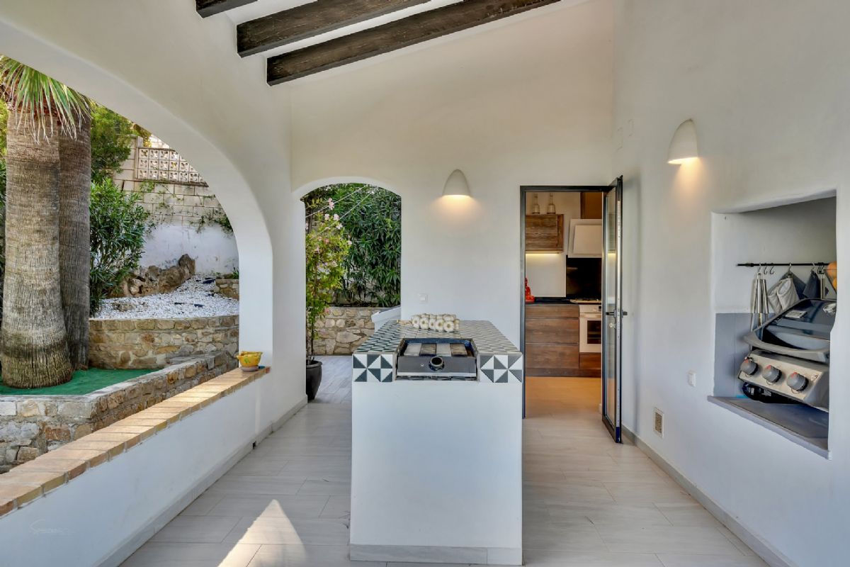 Exclusiva villa con vistas panoramicas al mar en Las Rotas – Denia
Situada en una de las zonas mas prestigiosas y demandadas de Denia, esta extraordinaria
villa fusiona el encanto del estilo rustico mediterraneo con acabados de alta calidad.