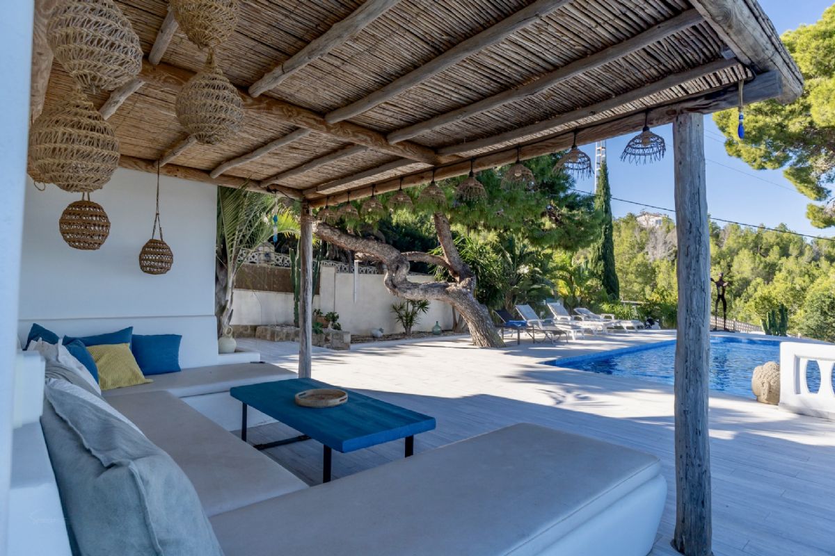 Exclusiva villa con vistas panoramicas al mar en Las Rotas – Denia
Situada en una de las zonas mas prestigiosas y demandadas de Denia, esta extraordinaria
villa fusiona el encanto del estilo rustico mediterraneo con acabados de alta calidad.