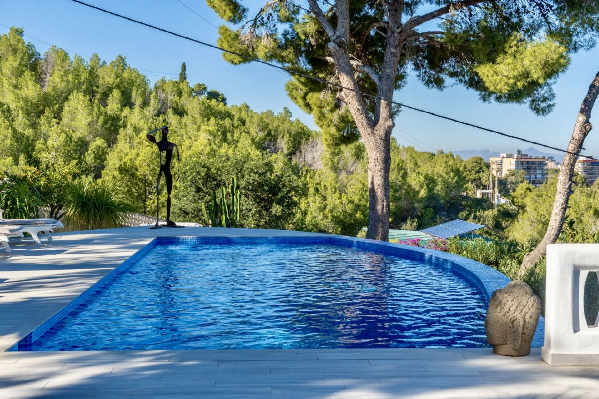 Exclusiva villa con vistas panoramicas al mar en Las Rotas – Denia
Situada en una de las zonas mas prestigiosas y demandadas de Denia, esta extraordinaria
villa fusiona el encanto del estilo rustico mediterraneo con acabados de alta calidad.