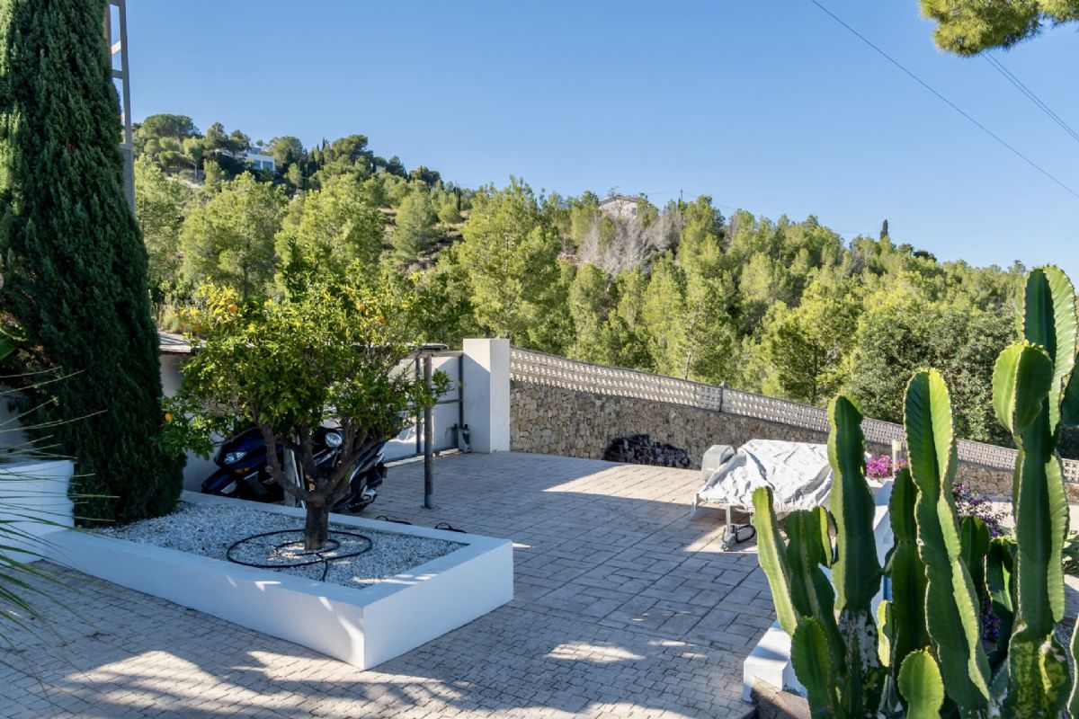 Exclusiva villa con vistas panoramicas al mar en Las Rotas – Denia
Situada en una de las zonas mas prestigiosas y demandadas de Denia, esta extraordinaria
villa fusiona el encanto del estilo rustico mediterraneo con acabados de alta calidad.