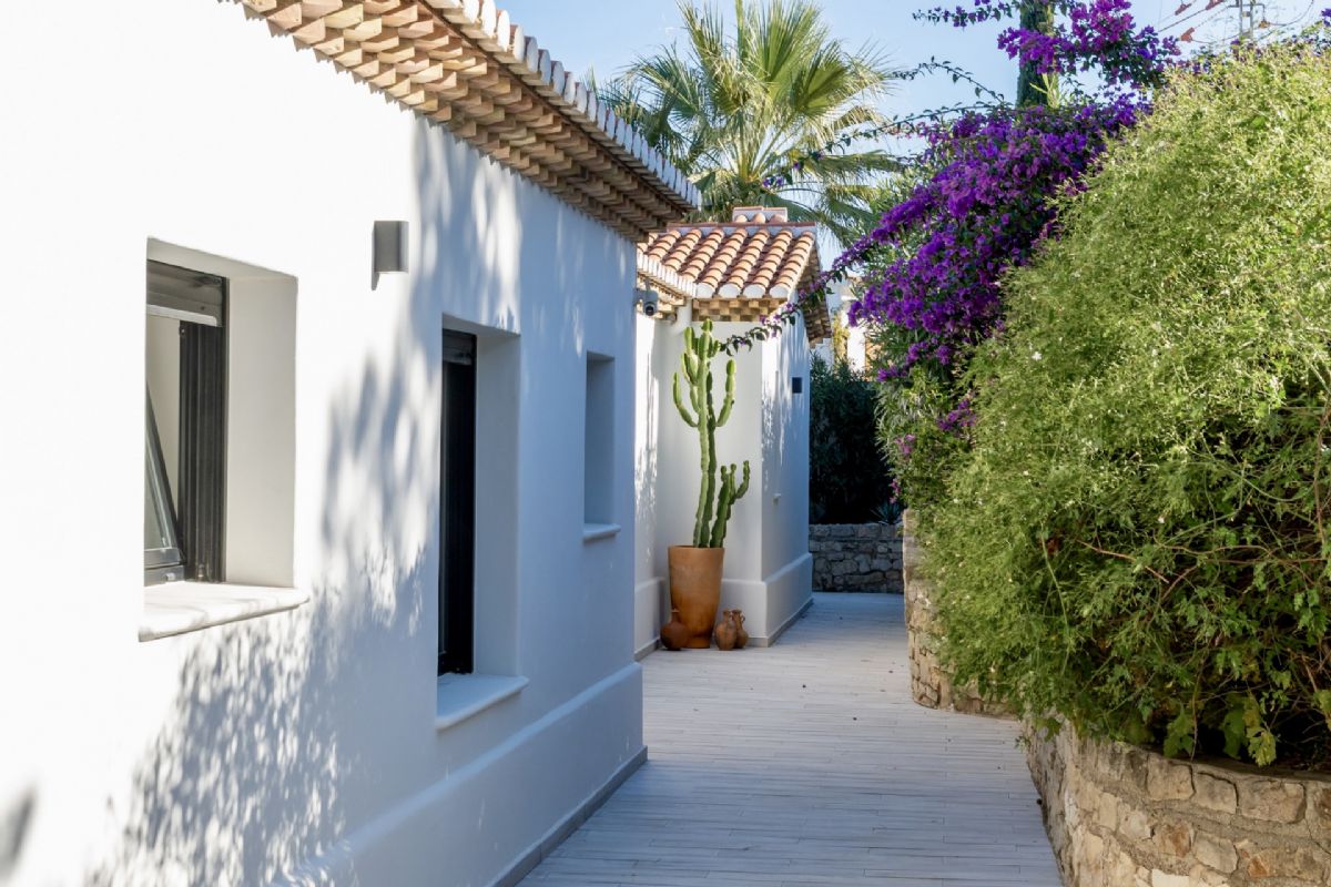 Exclusiva villa con vistas panoramicas al mar en Las Rotas – Denia
Situada en una de las zonas mas prestigiosas y demandadas de Denia, esta extraordinaria
villa fusiona el encanto del estilo rustico mediterraneo con acabados de alta calidad.