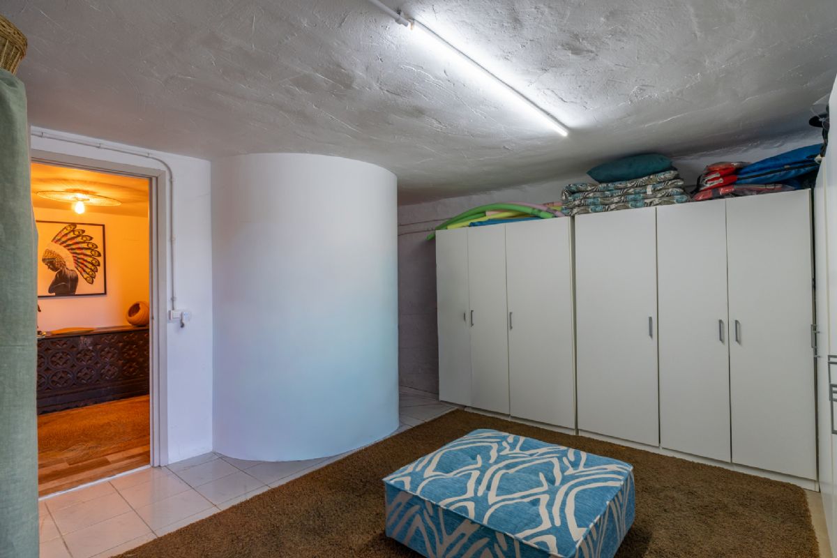 Exclusiva villa con vistas panoramicas al mar en Las Rotas – Denia
Situada en una de las zonas mas prestigiosas y demandadas de Denia, esta extraordinaria
villa fusiona el encanto del estilo rustico mediterraneo con acabados de alta calidad.