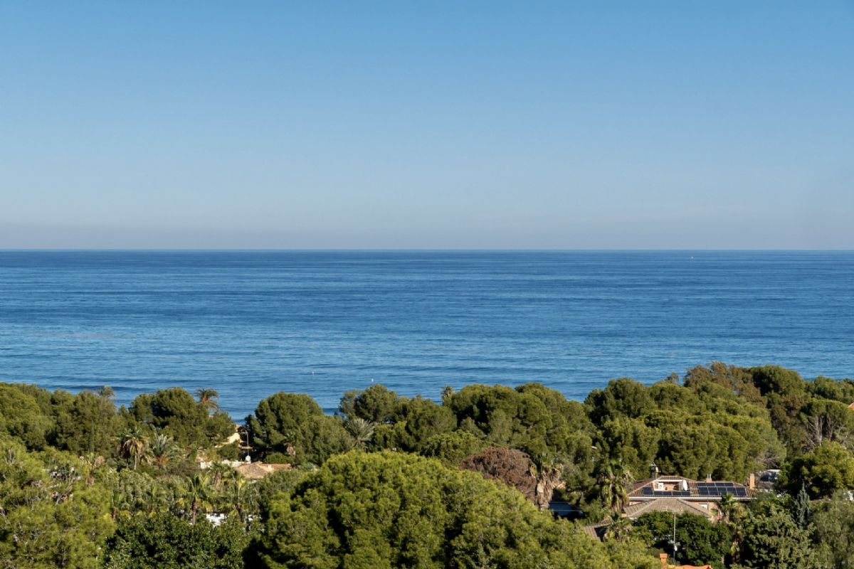 Exclusiva villa con vistas panoramicas al mar en Las Rotas – Denia
Situada en una de las zonas mas prestigiosas y demandadas de Denia, esta extraordinaria
villa fusiona el encanto del estilo rustico mediterraneo con acabados de alta calidad.