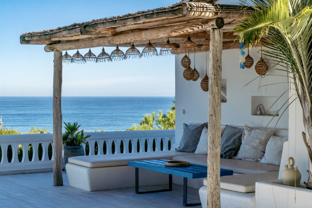 Exclusiva villa con vistas panoramicas al mar en Las Rotas – Denia
Situada en una de las zonas mas prestigiosas y demandadas de Denia, esta extraordinaria
villa fusiona el encanto del estilo rustico mediterraneo con acabados de alta calidad.