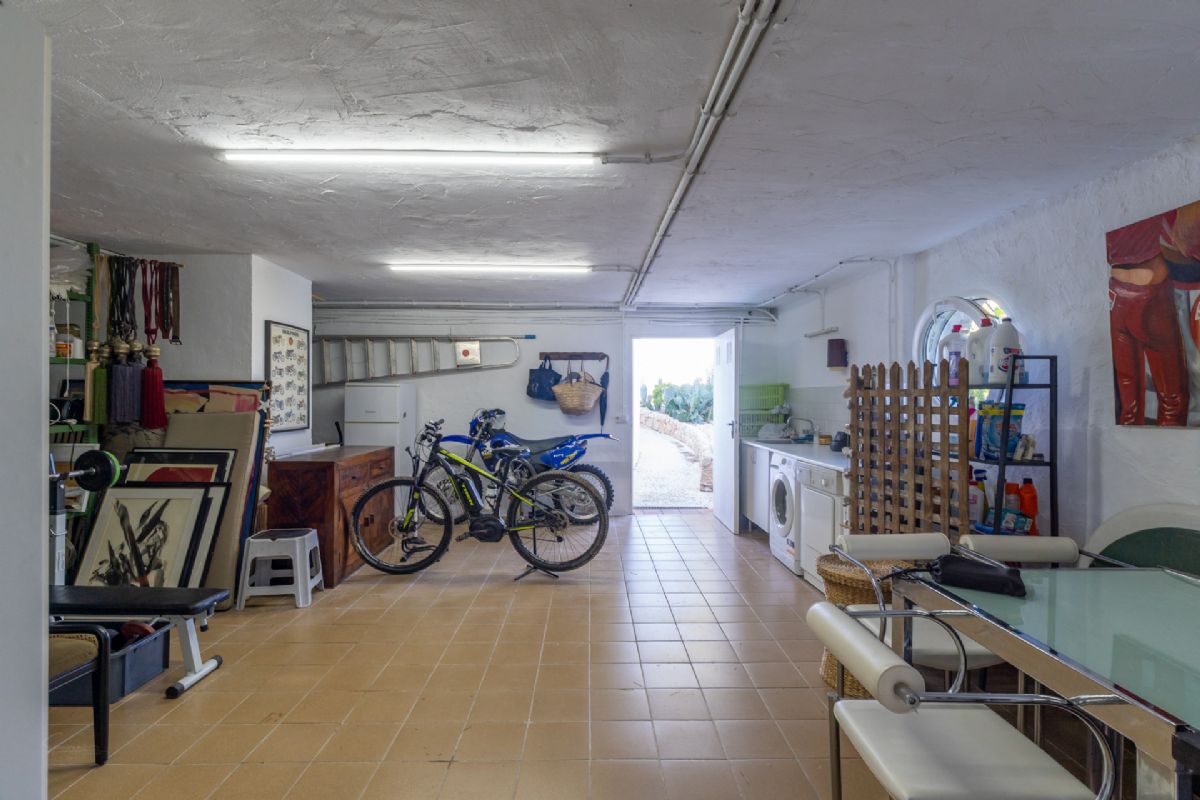 Exclusiva villa con vistas panoramicas al mar en Las Rotas – Denia
Situada en una de las zonas mas prestigiosas y demandadas de Denia, esta extraordinaria
villa fusiona el encanto del estilo rustico mediterraneo con acabados de alta calidad.