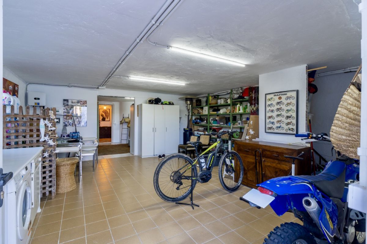 Exclusiva villa con vistas panoramicas al mar en Las Rotas – Denia
Situada en una de las zonas mas prestigiosas y demandadas de Denia, esta extraordinaria
villa fusiona el encanto del estilo rustico mediterraneo con acabados de alta calidad.