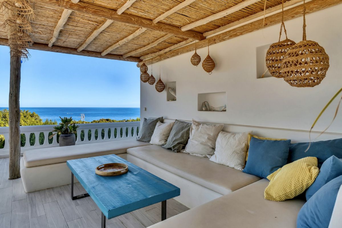 Exclusiva villa con vistas panoramicas al mar en Las Rotas – Denia
Situada en una de las zonas mas prestigiosas y demandadas de Denia, esta extraordinaria
villa fusiona el encanto del estilo rustico mediterraneo con acabados de alta calidad.