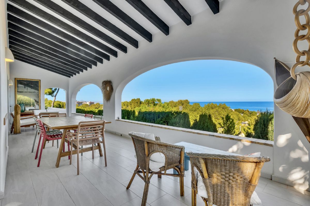 Exclusiva villa con vistas panoramicas al mar en Las Rotas – Denia
Situada en una de las zonas mas prestigiosas y demandadas de Denia, esta extraordinaria
villa fusiona el encanto del estilo rustico mediterraneo con acabados de alta calidad.