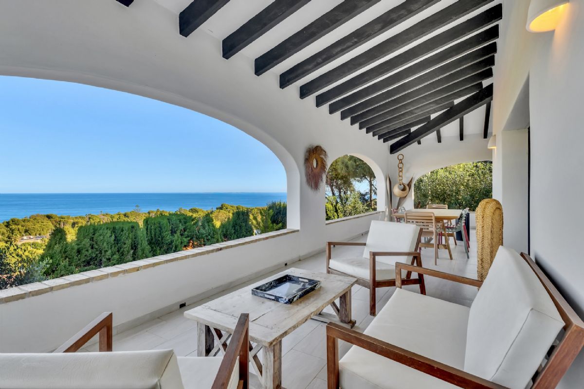 Exclusiva villa con vistas panoramicas al mar en Las Rotas – Denia
Situada en una de las zonas mas prestigiosas y demandadas de Denia, esta extraordinaria
villa fusiona el encanto del estilo rustico mediterraneo con acabados de alta calidad.