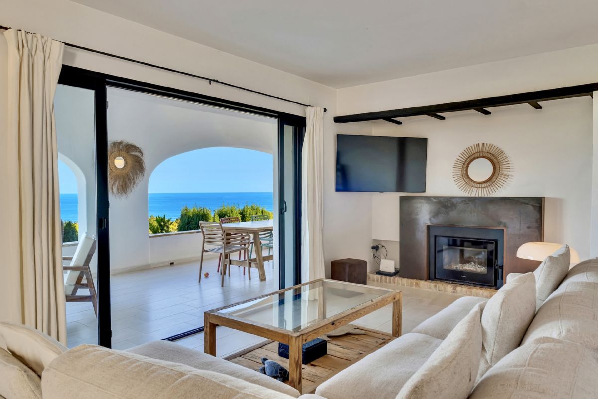 Exclusiva villa con vistas panoramicas al mar en Las Rotas – Denia
Situada en una de las zonas mas prestigiosas y demandadas de Denia, esta extraordinaria
villa fusiona el encanto del estilo rustico mediterraneo con acabados de alta calidad.
