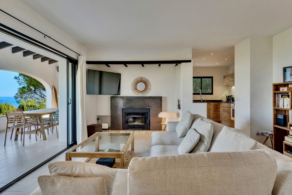 Exclusiva villa con vistas panoramicas al mar en Las Rotas – Denia
Situada en una de las zonas mas prestigiosas y demandadas de Denia, esta extraordinaria
villa fusiona el encanto del estilo rustico mediterraneo con acabados de alta calidad.