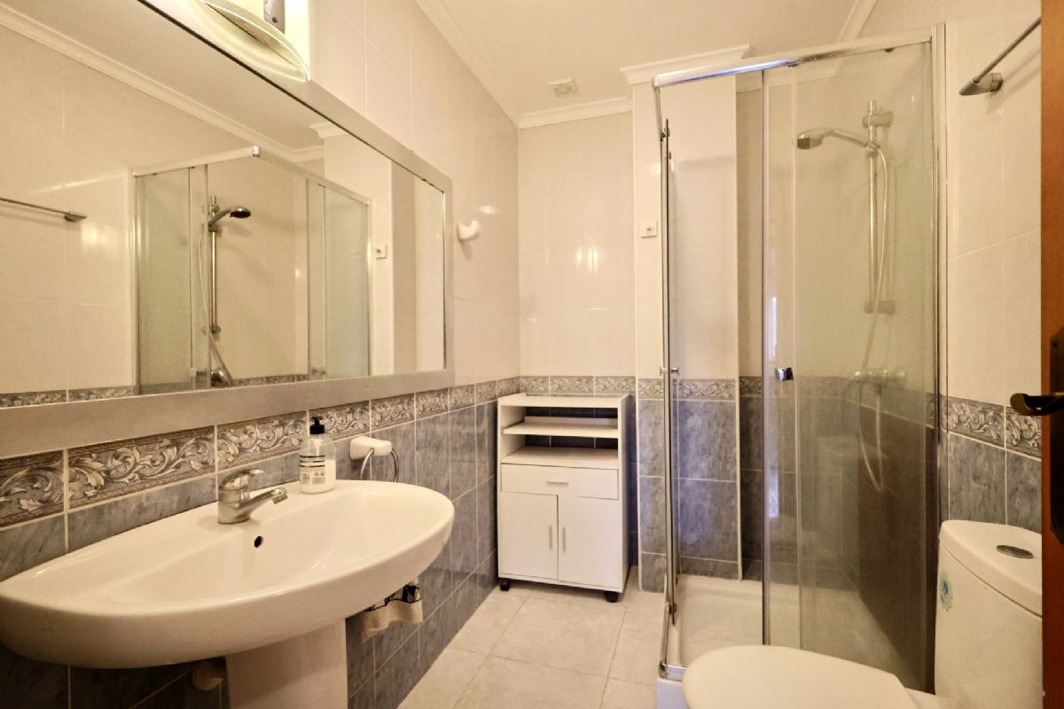 Apartamento en venta con vistas al valle de Moraira – Pueblo Montecala, Cumbre del Sol
Este acogedor apartamento se encuentra en el residencial Pueblo Montecala, dentro de la reconocida urbanizacion Cumbre del Sol, una ubicacion privilegiada entre Javea y Moraira.