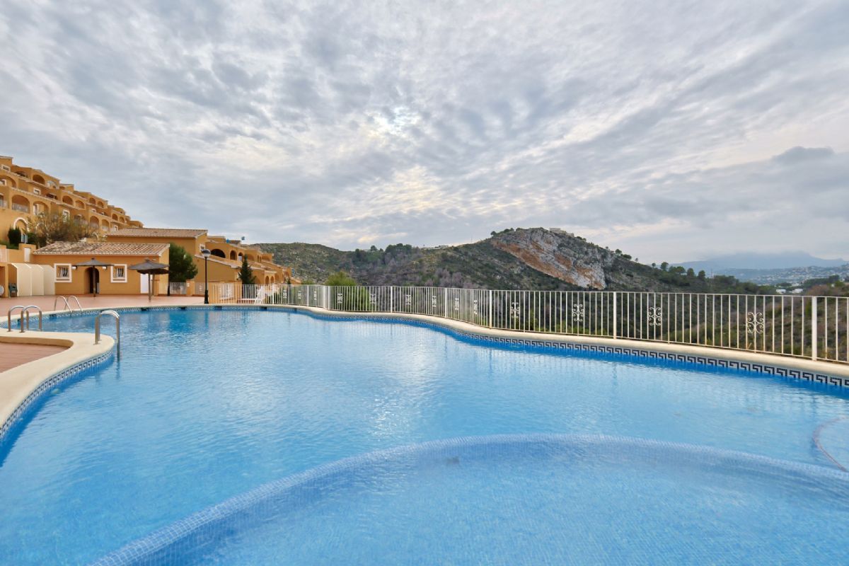 Apartamento en venta con vistas al valle de Moraira – Pueblo Montecala, Cumbre del Sol
Este acogedor apartamento se encuentra en el residencial Pueblo Montecala, dentro de la reconocida urbanizacion Cumbre del Sol, una ubicacion privilegiada entre Javea y Moraira.